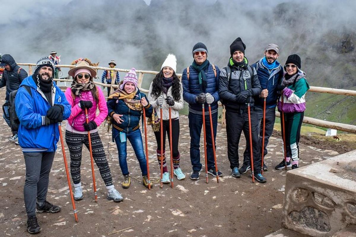 Un grupo de personas posando para una foto en una montaña.
