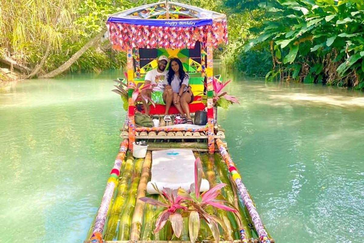sekumpulan orang menaiki roller coaster di sungai