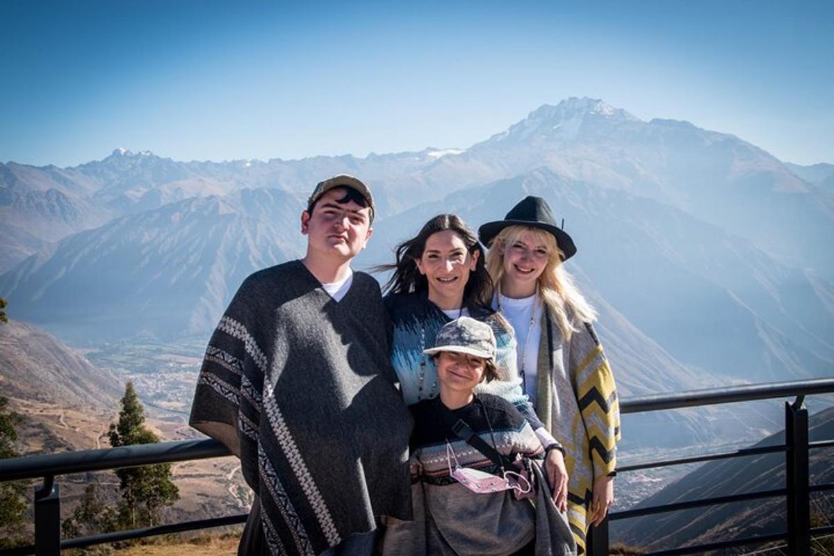 una famiglia in posa per una foto in montagna