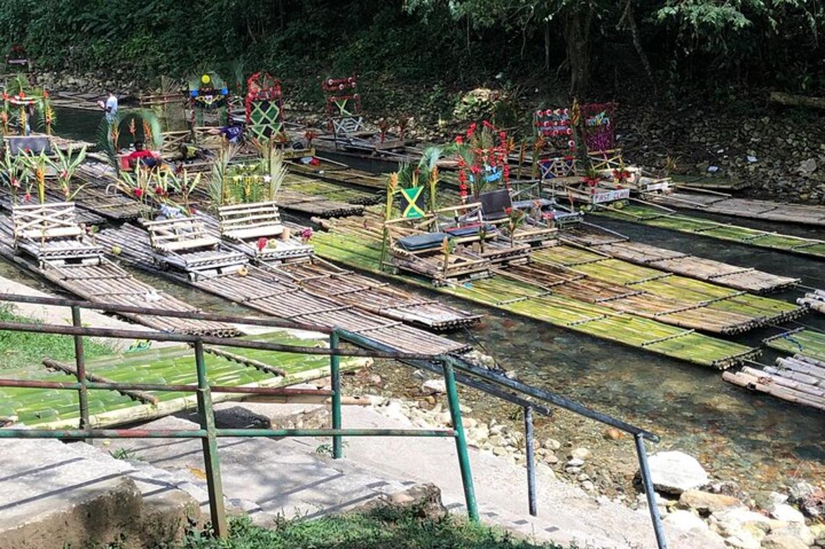 taman dengan taman permainan dengan kerusi dan gelongsor