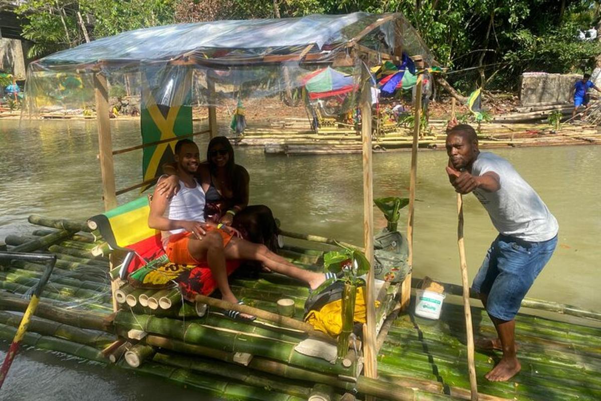un gruppo di persone sedute su una zattera in acqua
