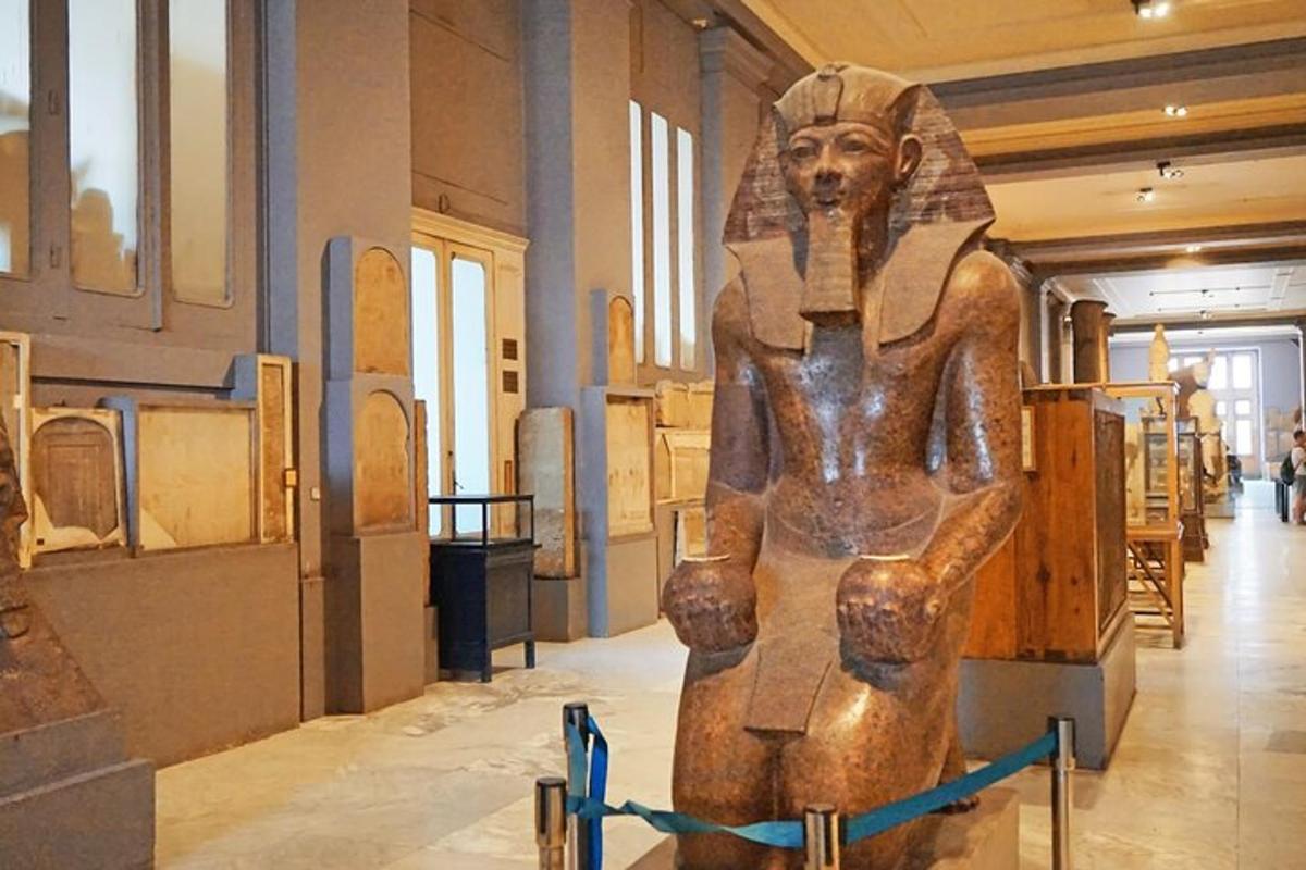 estatwa ng babaeng nakadisplay sa museo
