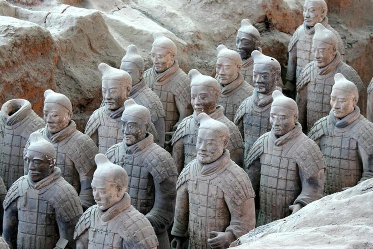 一组穿制服的男人雕像