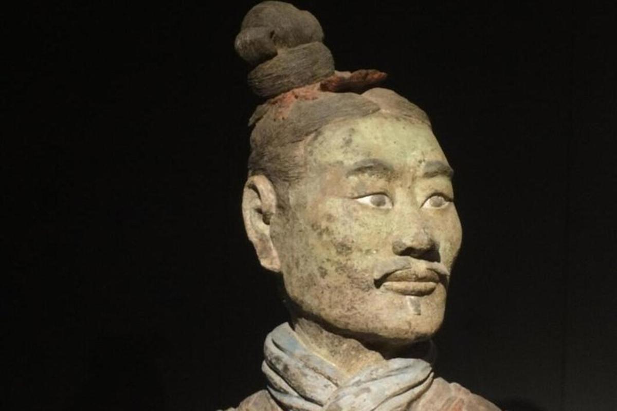头戴帽子的男人雕像