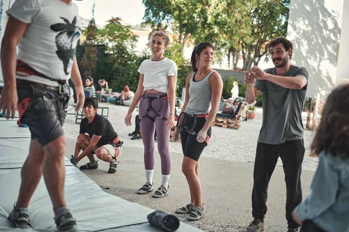 Un grupo de personas de pie en un parque