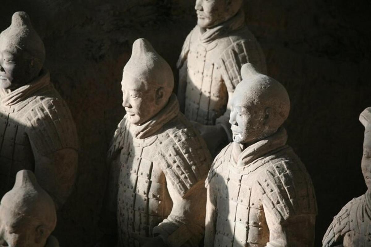 展出一组白色人物雕像