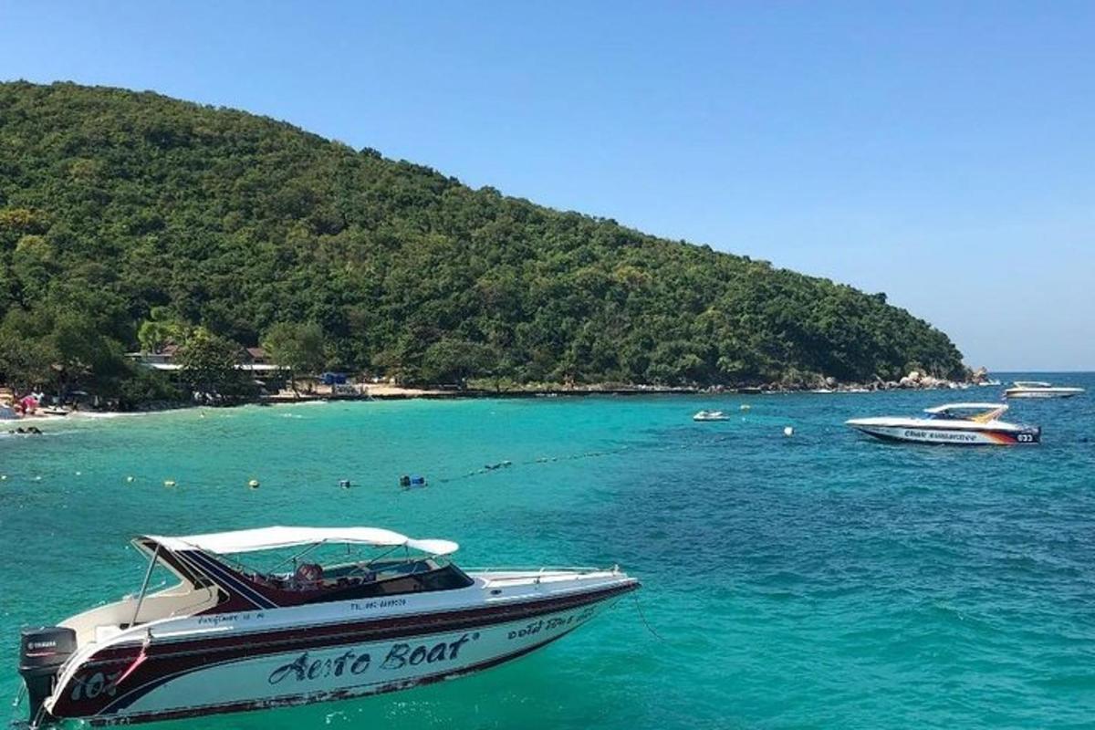 una barca in acqua vicino a una spiaggia