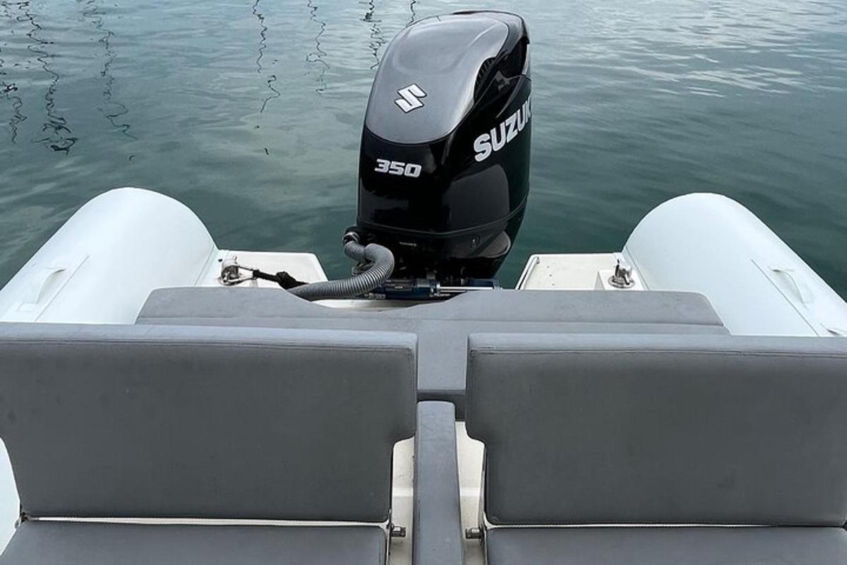 motor na zadní straně lodi ve vodě