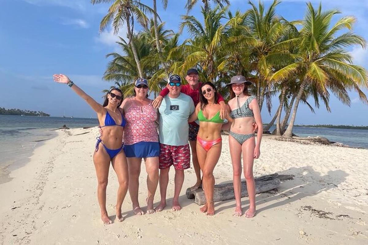 isang grupo ng mga tao na nakatayo sa isang beach