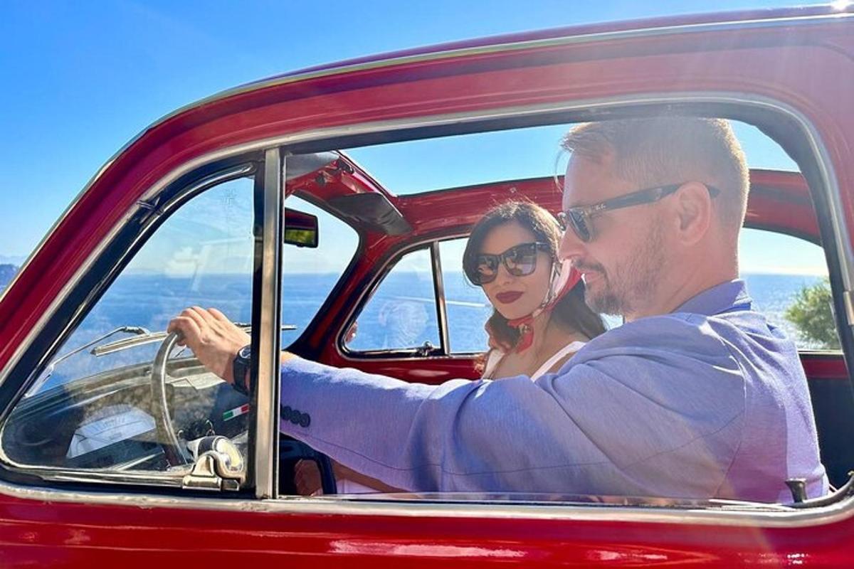 um homem e uma mulher sentados em um carro