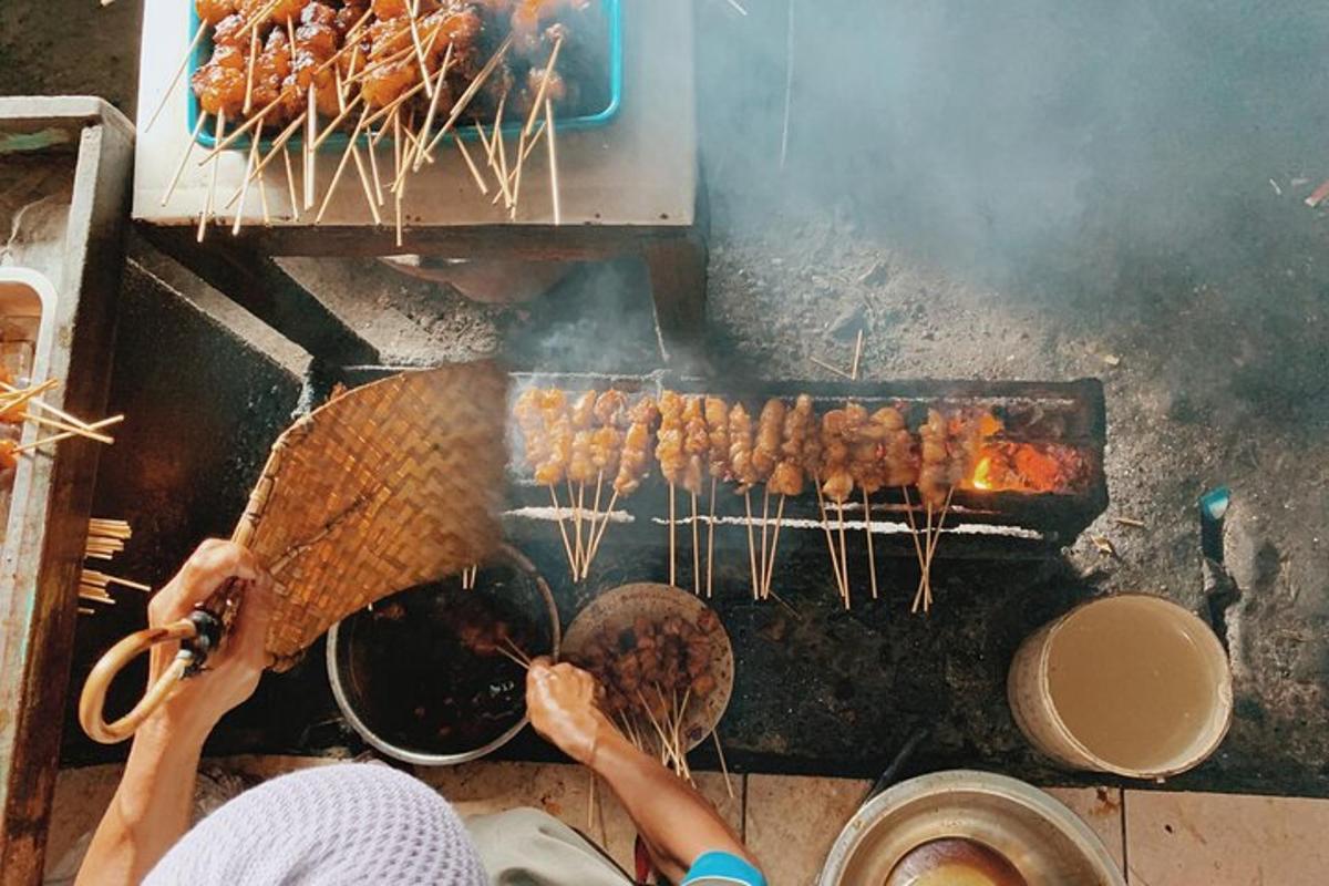 seseorang sedang memasak makanan di atas panggangan
