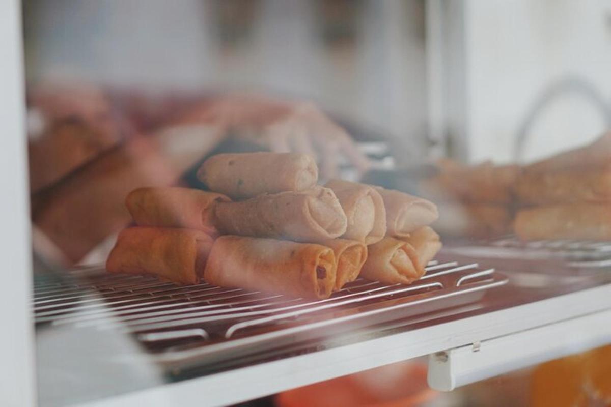 hromada párků v rohlíku na grilu v kuchyni