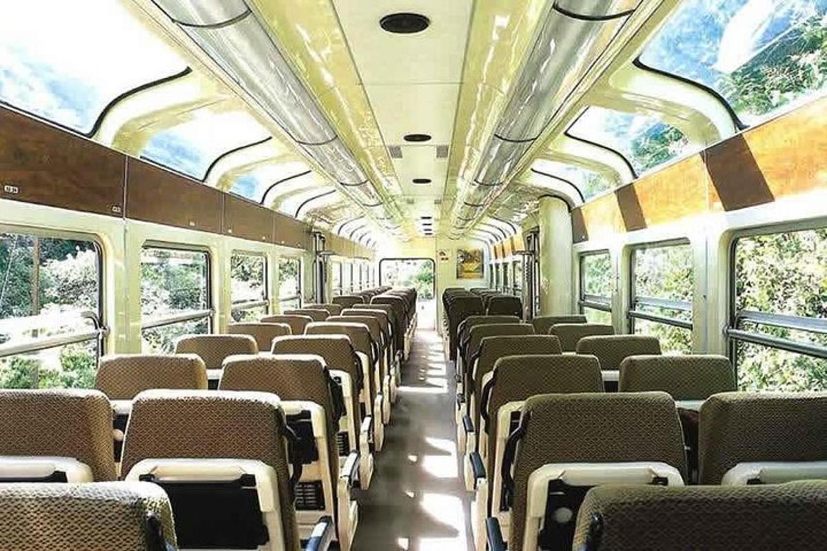 空席のある空の車両