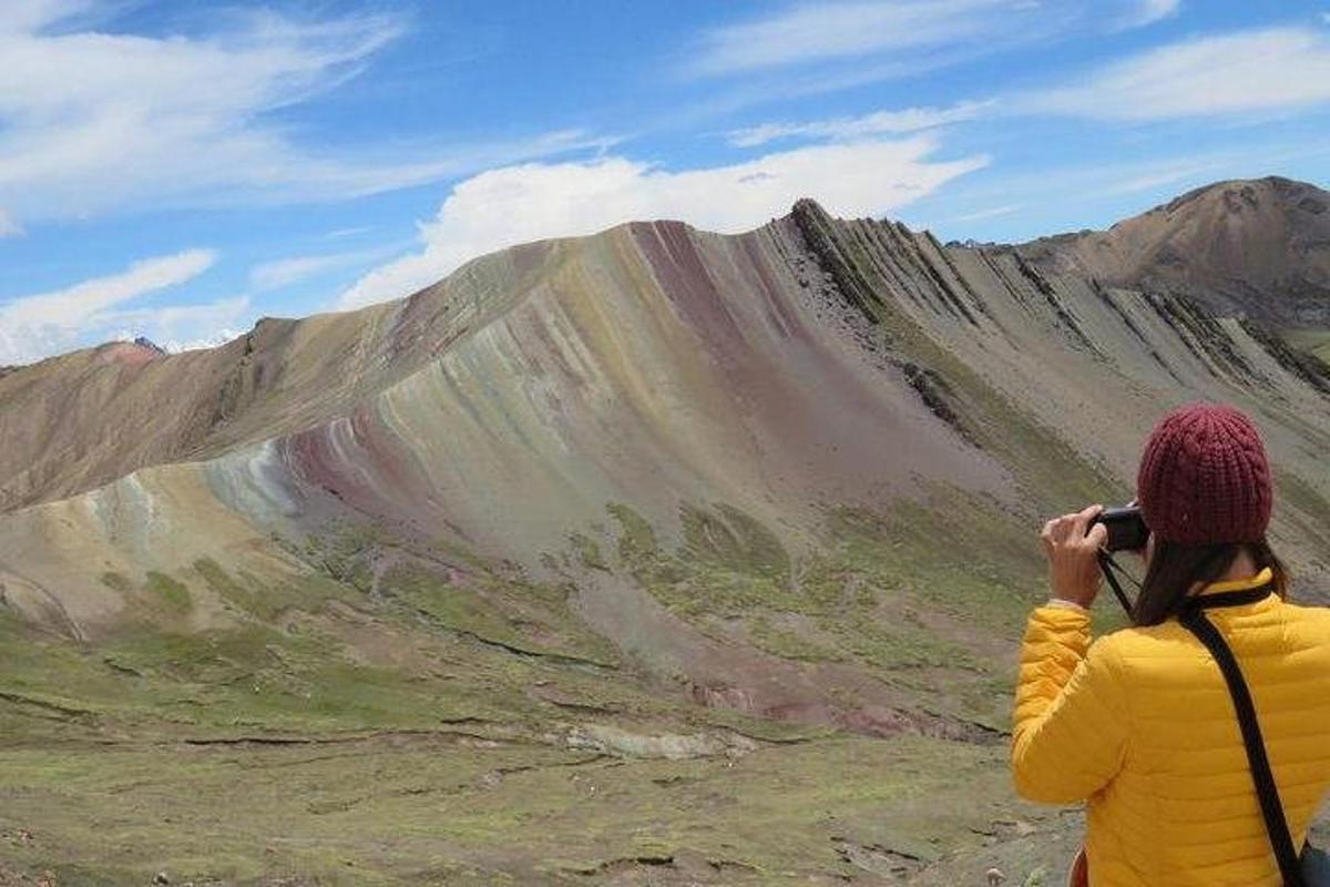 en kvinne som tar et bilde av et fjell