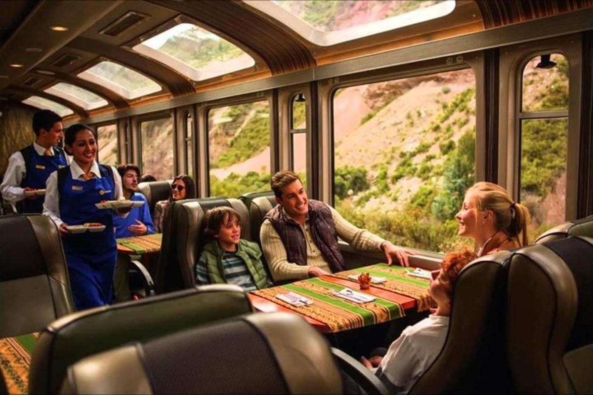 電車の中でテーブルの周りに座っている人々のグループ