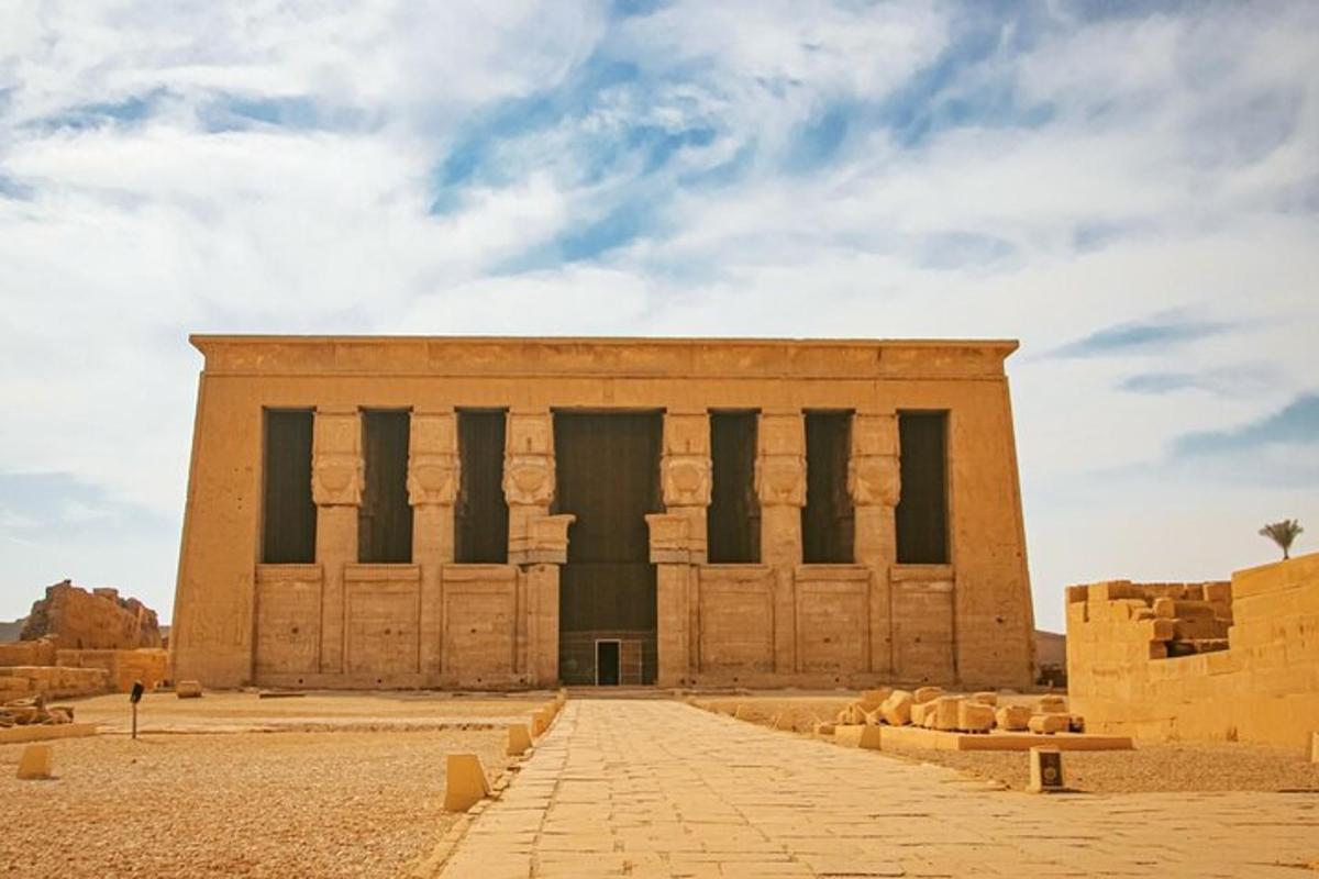 un edifici al mig del desert