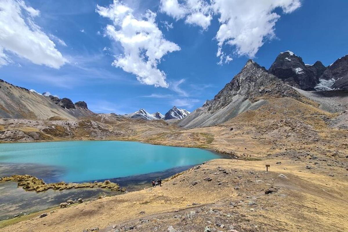 un lago di montagna in mezzo a una catena montuosa