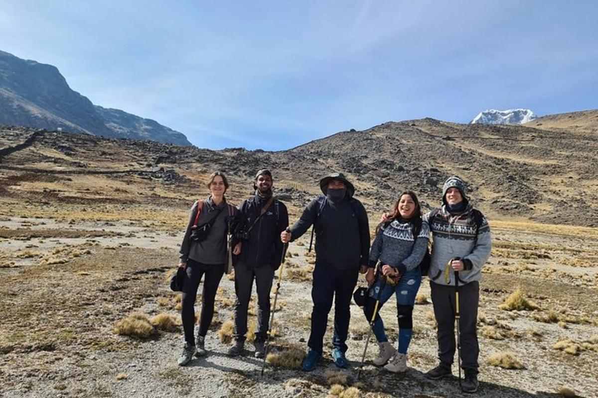 un gruppo di persone in posa per una foto in montagna