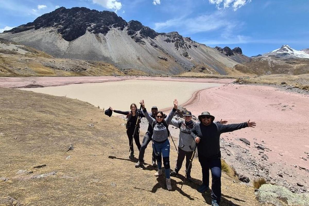 un grupo de personas de pie en la cima de una montaña