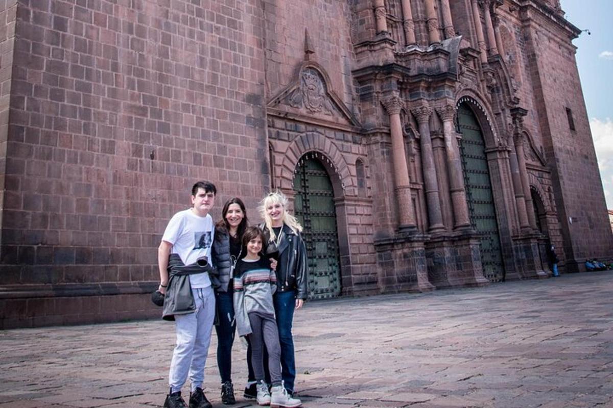 cilvēku grupa, kas stāv ķieģeļu ēkas priekšā