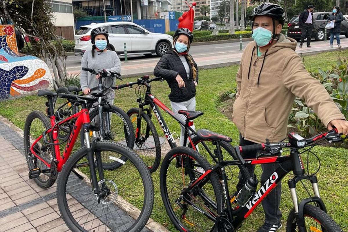 ba người đeo khẩu trang đứng cạnh xe đạp của họ
