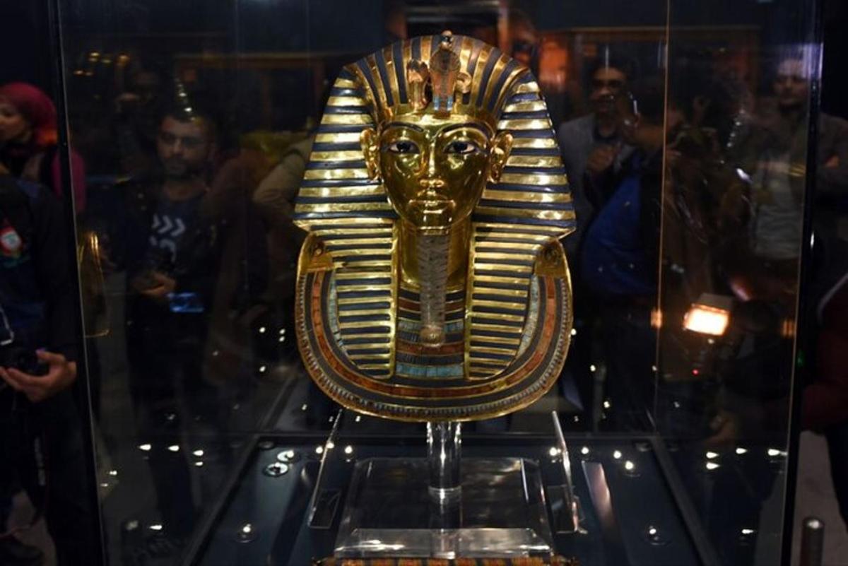 et egyptisk hoved udstillet i en glasmontre