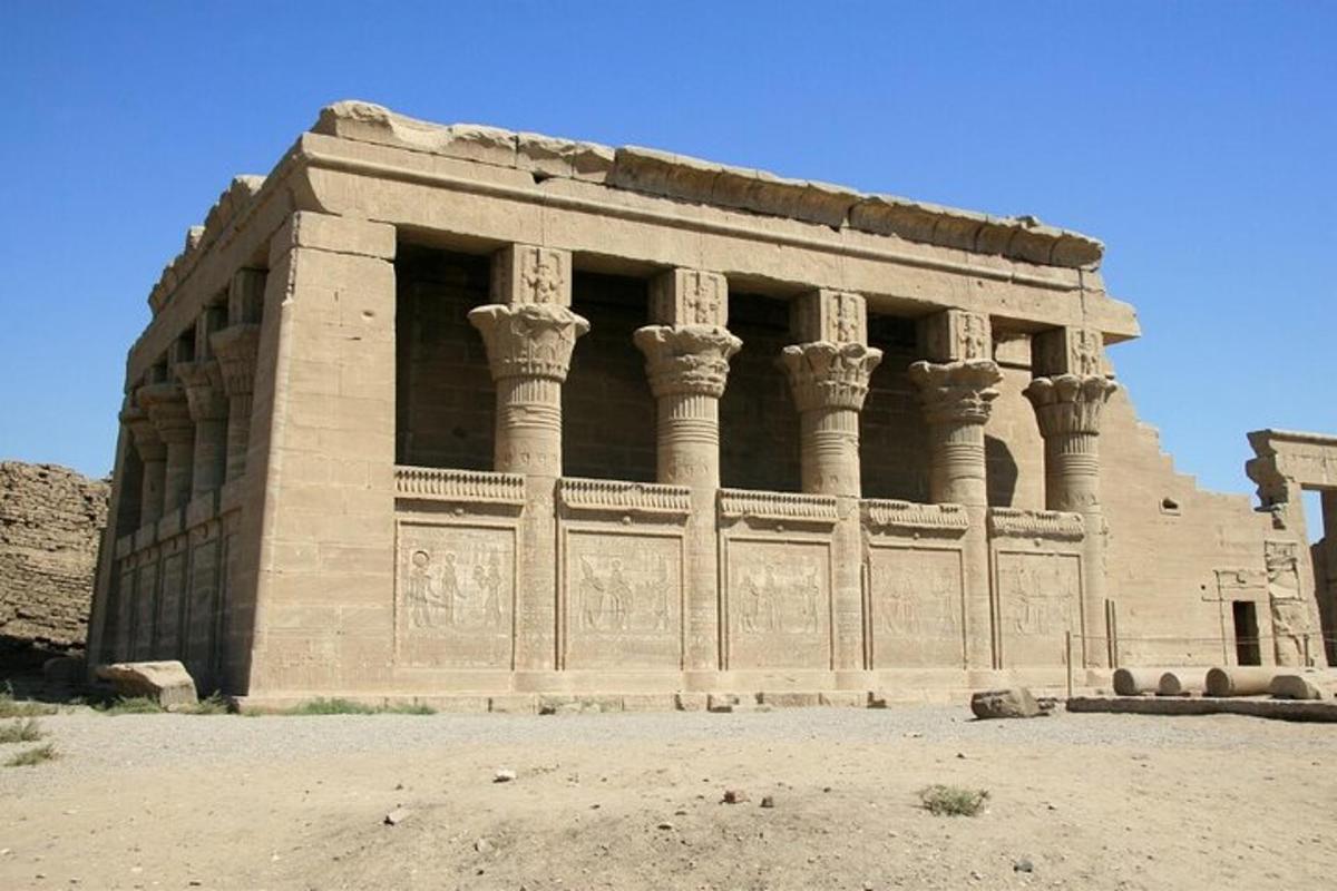 un grande edificio in pietra con colonne nel deserto