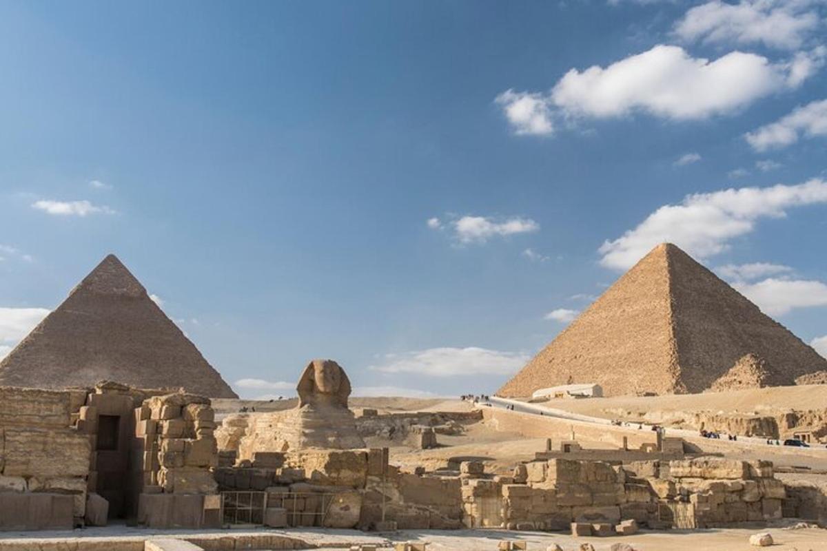 uma vista das pirâmides de Gizé no Cairo