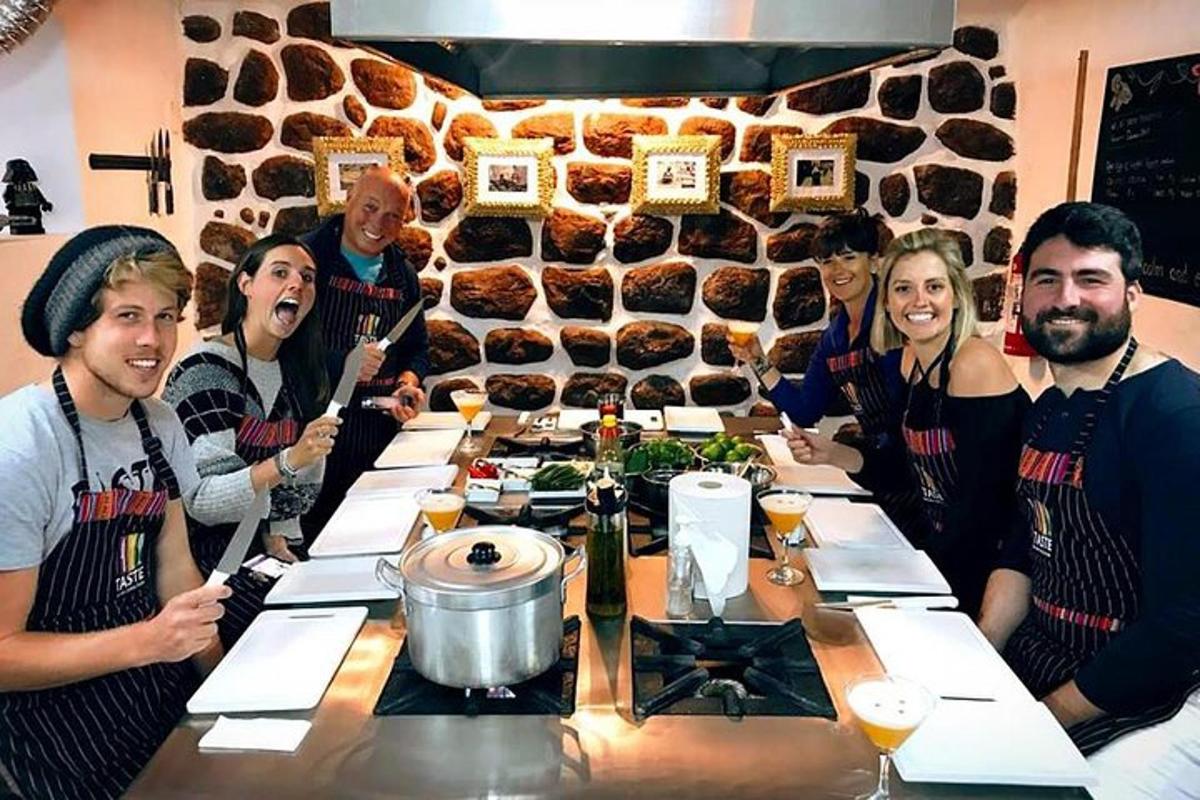 Un grupo de personas sentadas alrededor de una mesa en un restaurante.