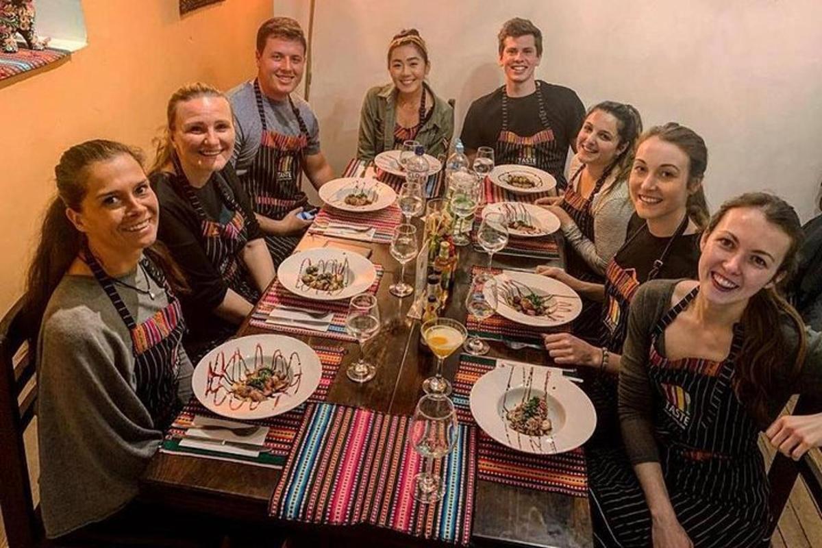 un grupo de personas sentadas alrededor de una mesa