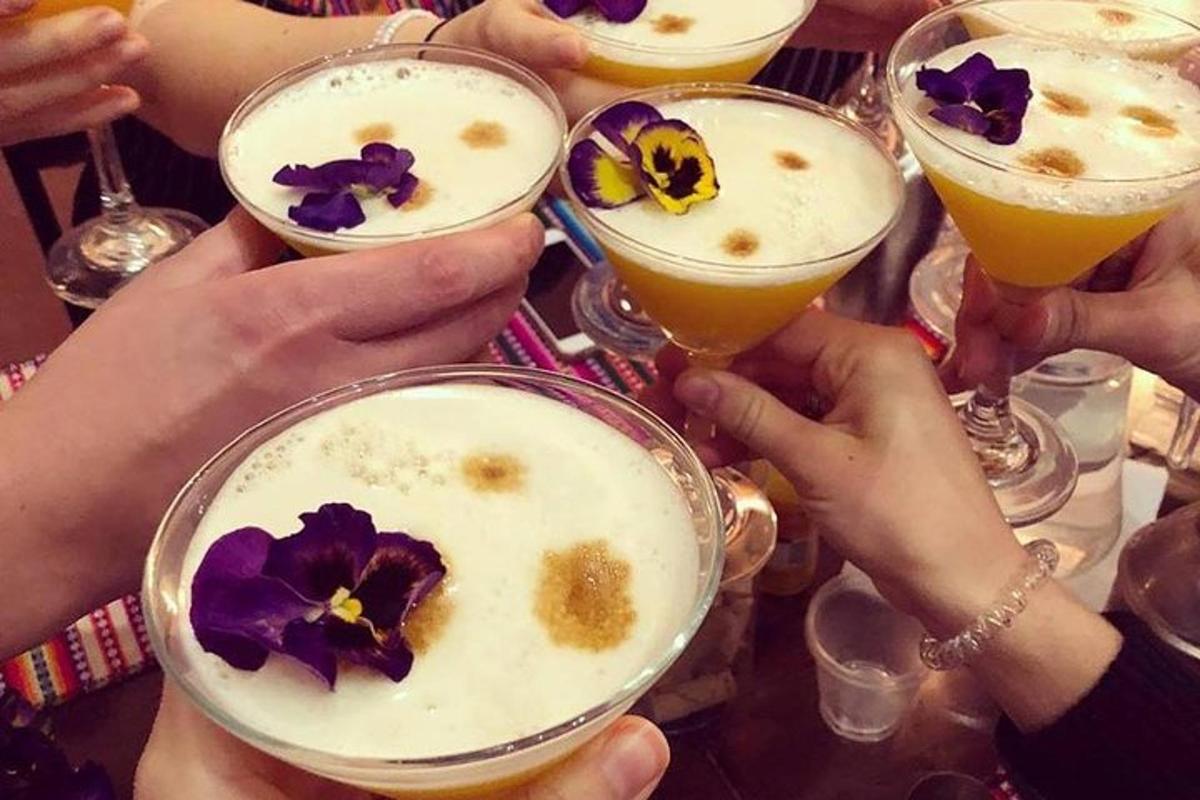 Un grupo de personas sosteniendo vasos de bebidas.