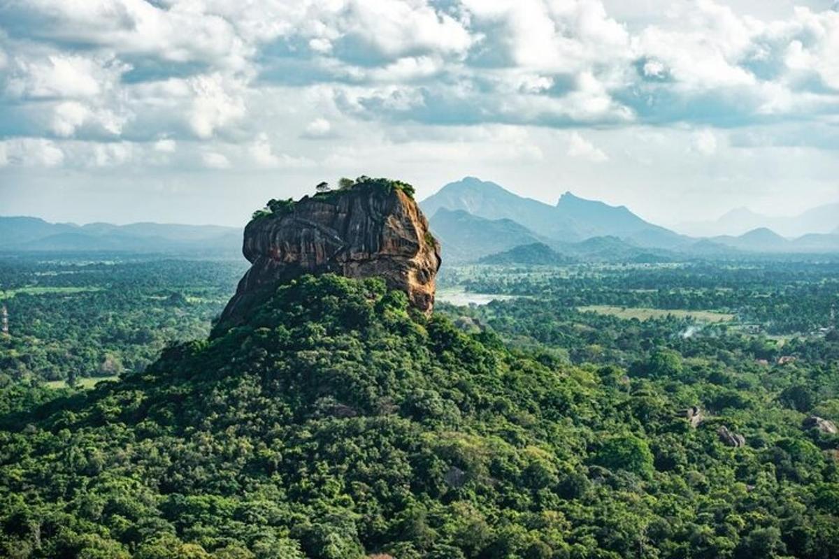 uma formação rochosa situada no topo de uma montanha