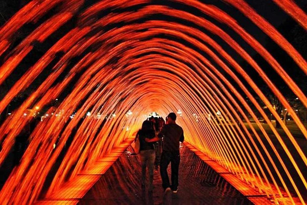 sekumpulan orang berjalan melalui terowong dengan lampu