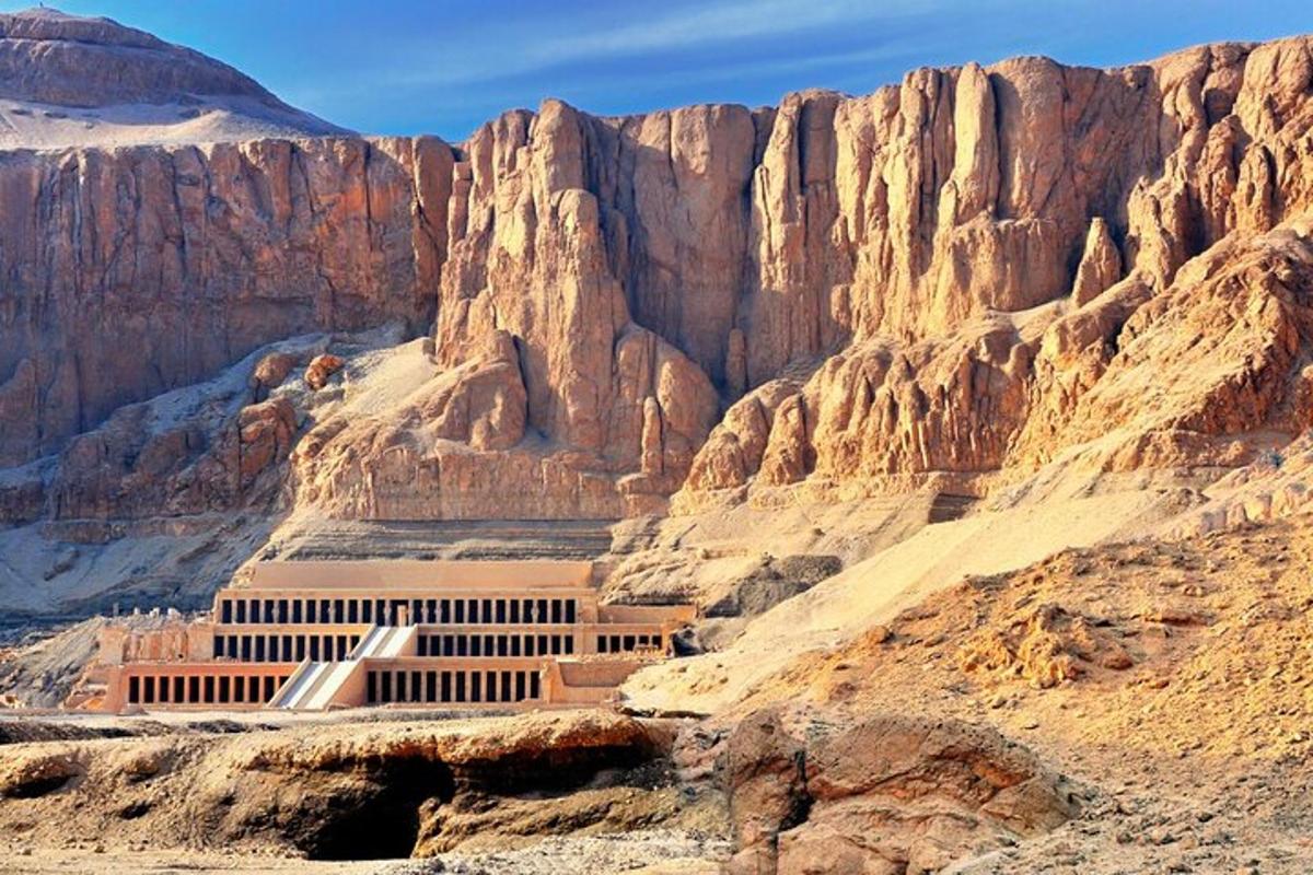 un edificio nel mezzo di una montagna desertica