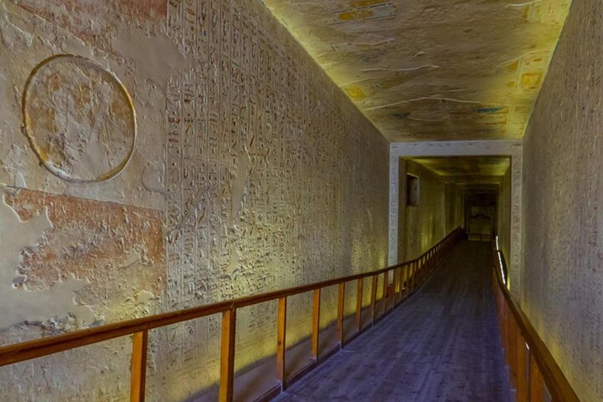 ein langer Flur in einem alten Gebäude mit Inschriften an der Wand