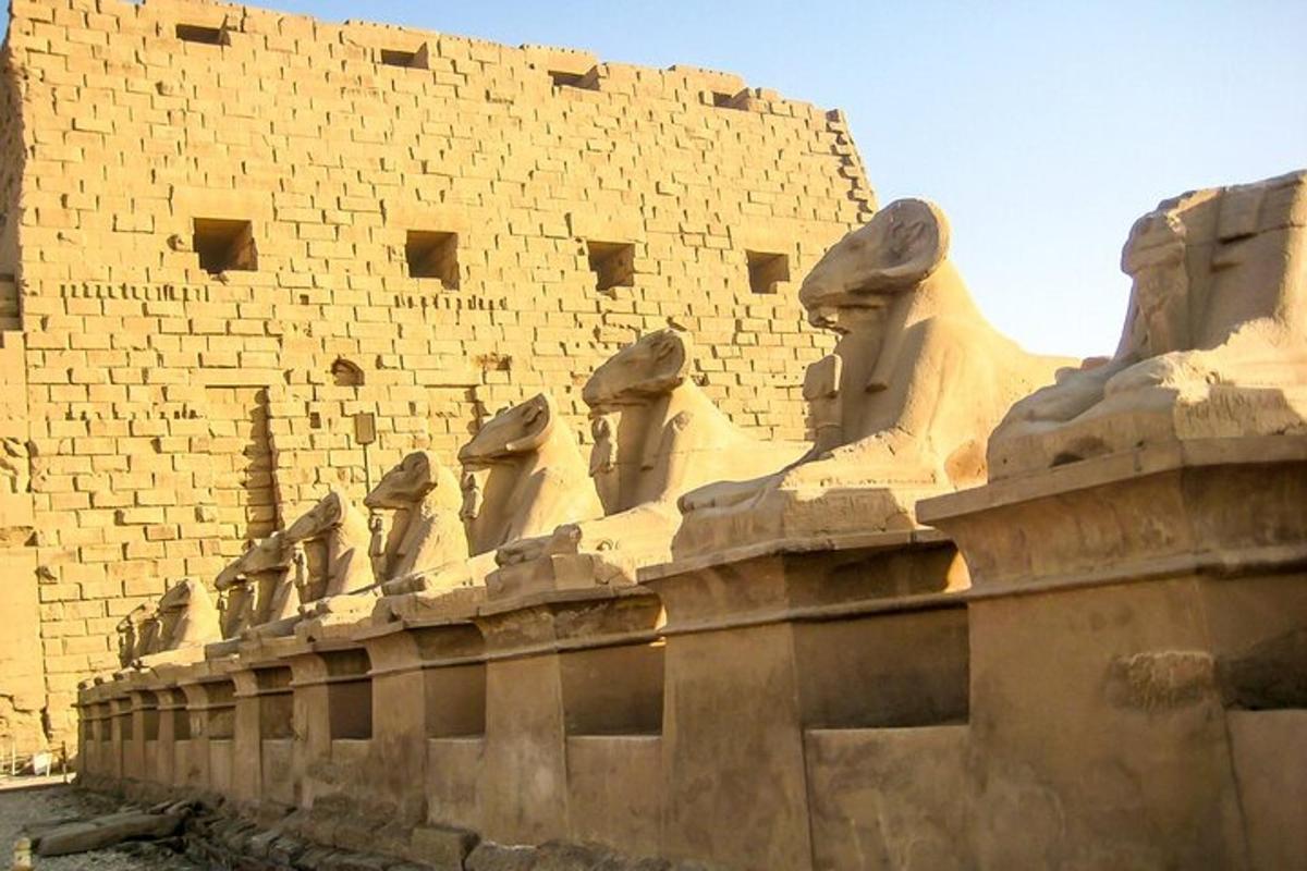 un edificio in pietra con statue ai lati