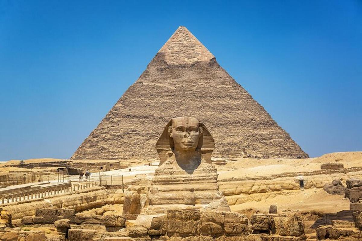 socha Anubisa pred pyramídou