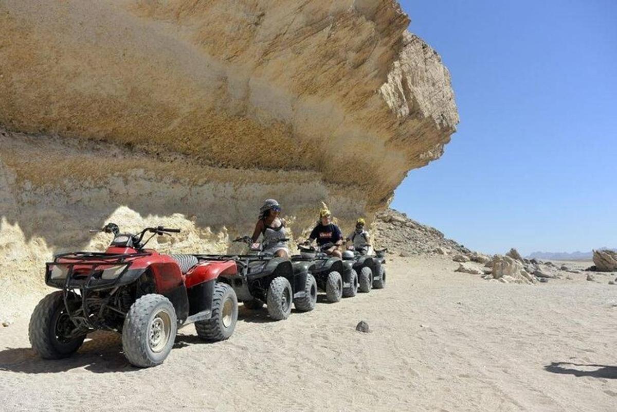 grupp inimesi, kes sõidavad kõrbes ATV-dega