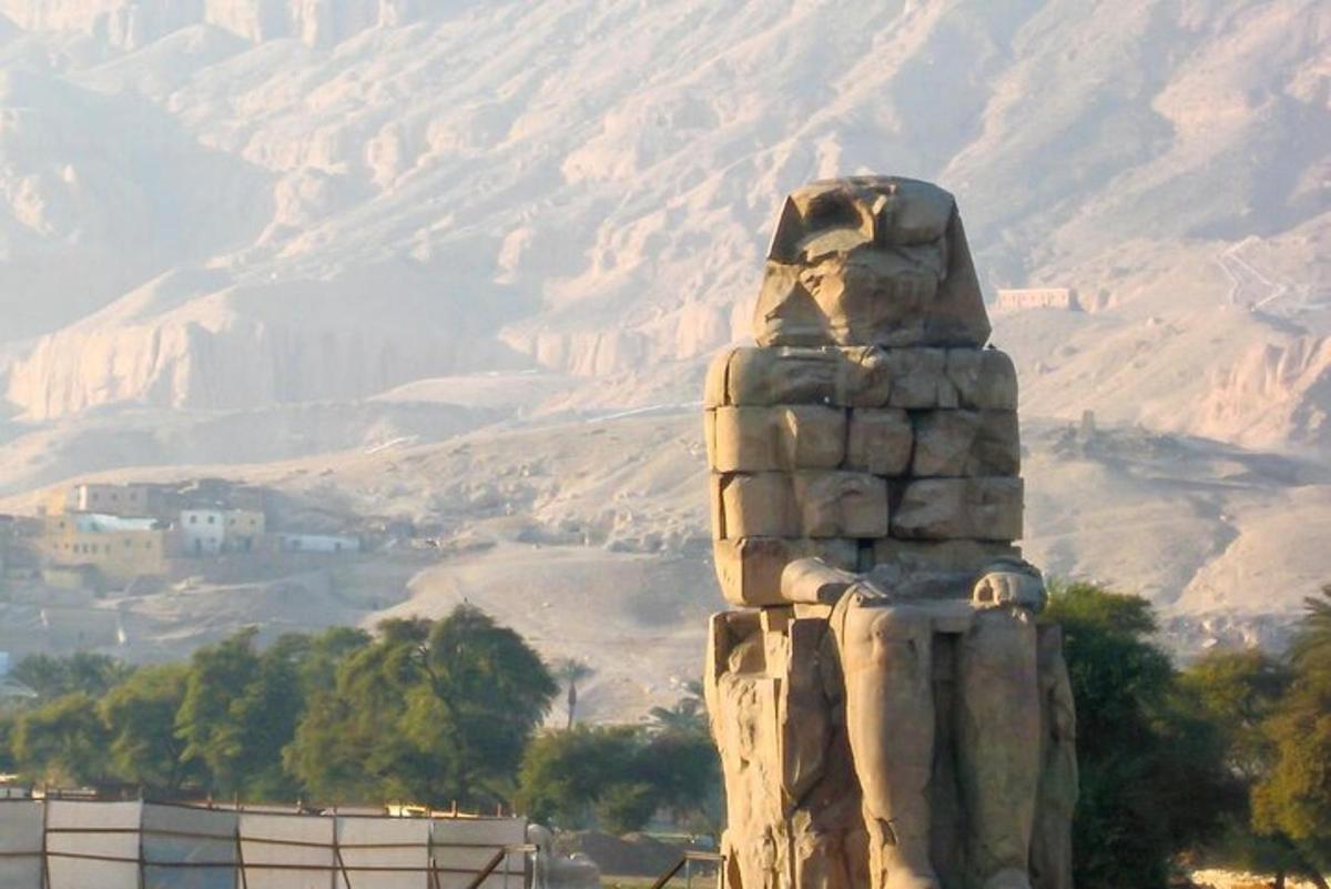 una statua di aolith di fronte a una montagna