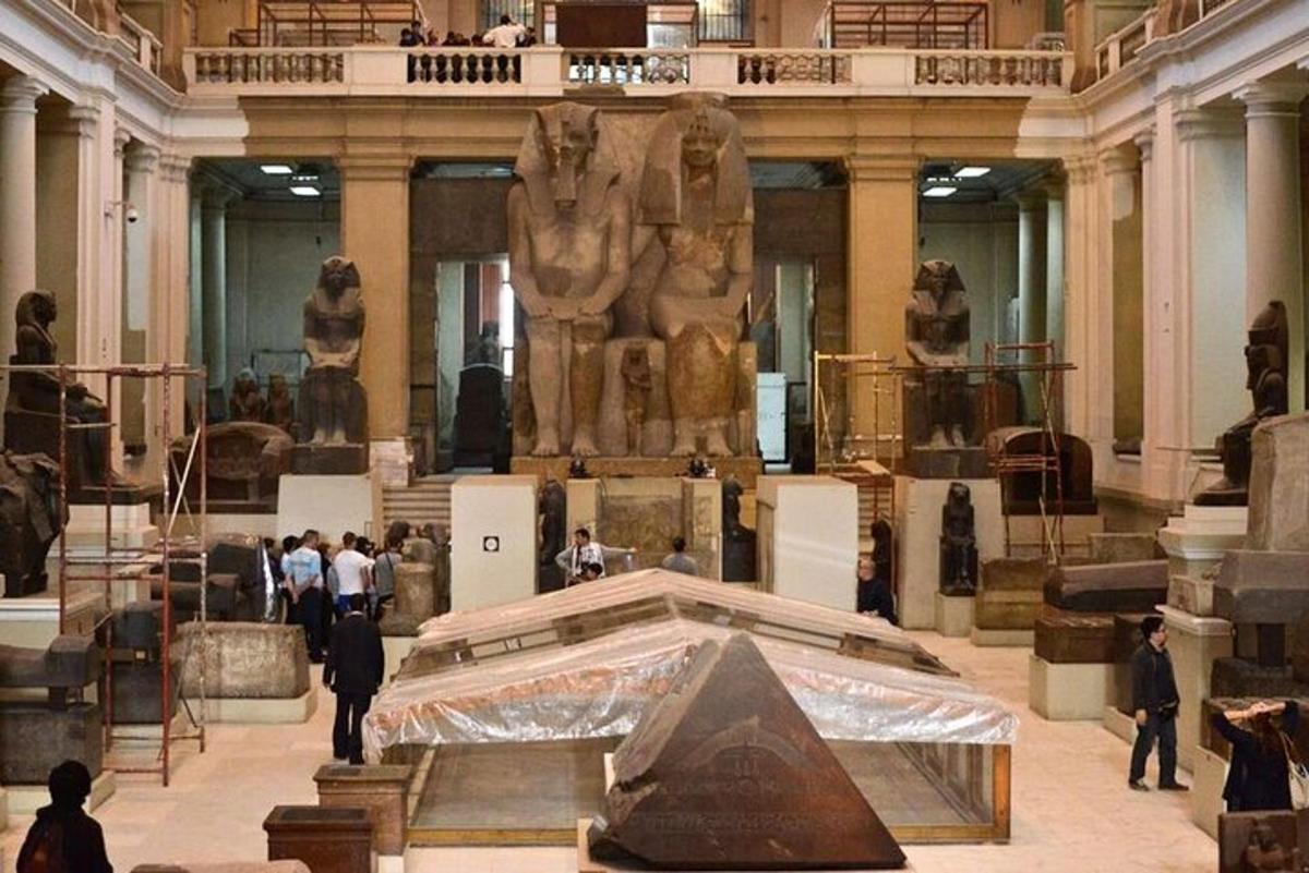 múzeum s pyramídou uprostred miestnosti