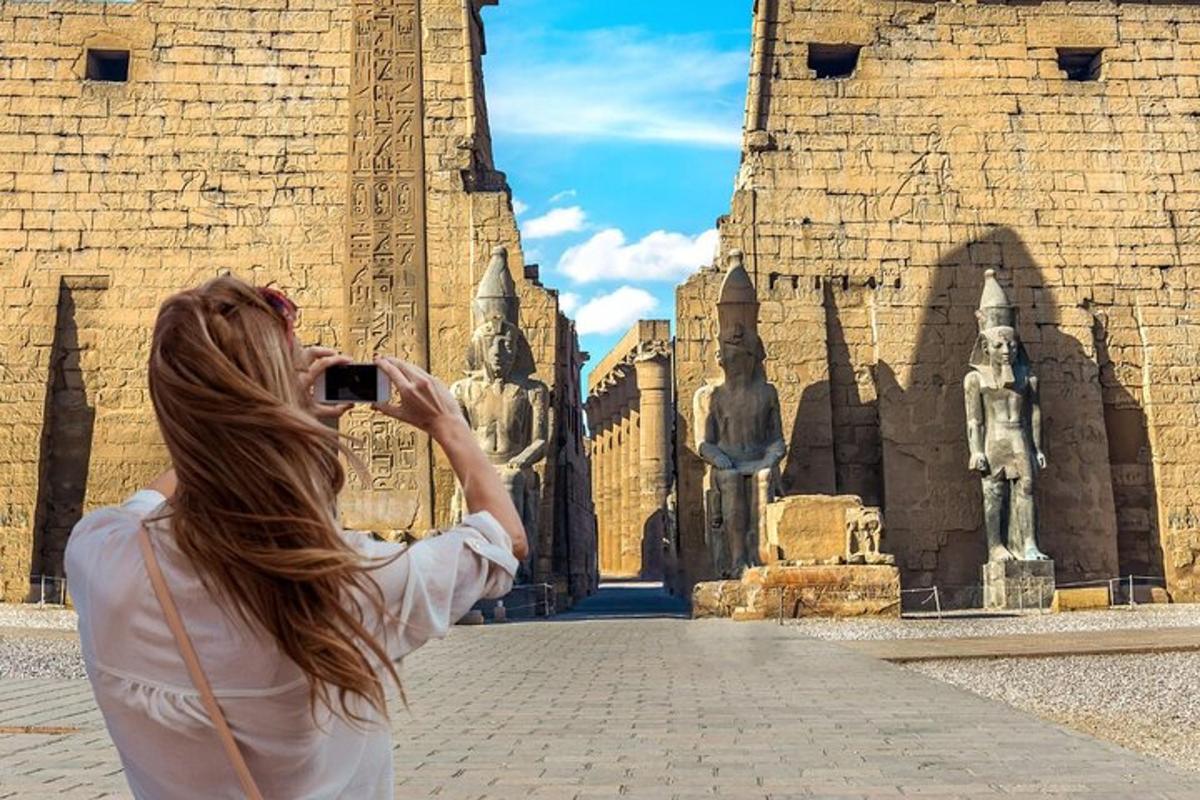 o femeie care fotografiază o clădire