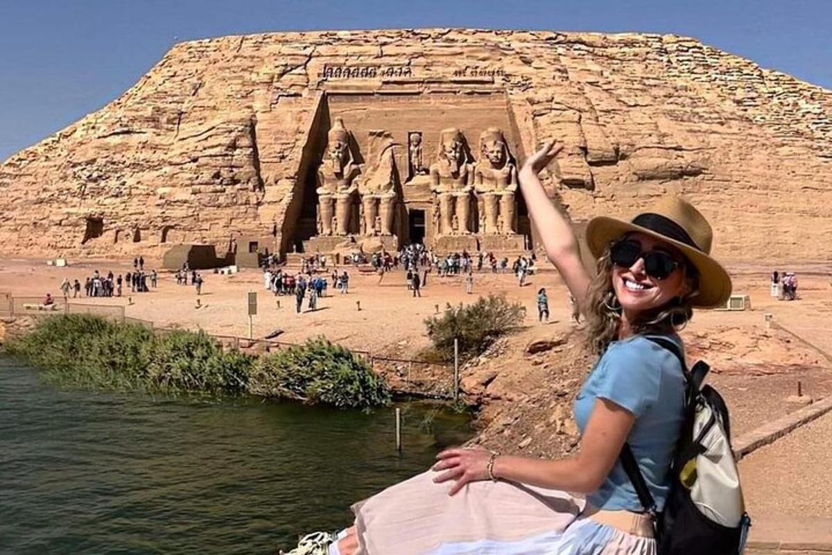 o femeie care stă în fața unei piramide