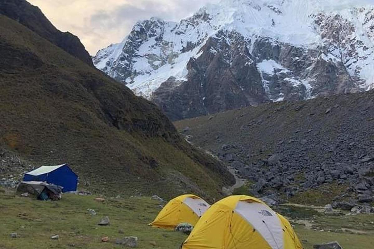 due tende in un campo con le montagne sullo sfondo