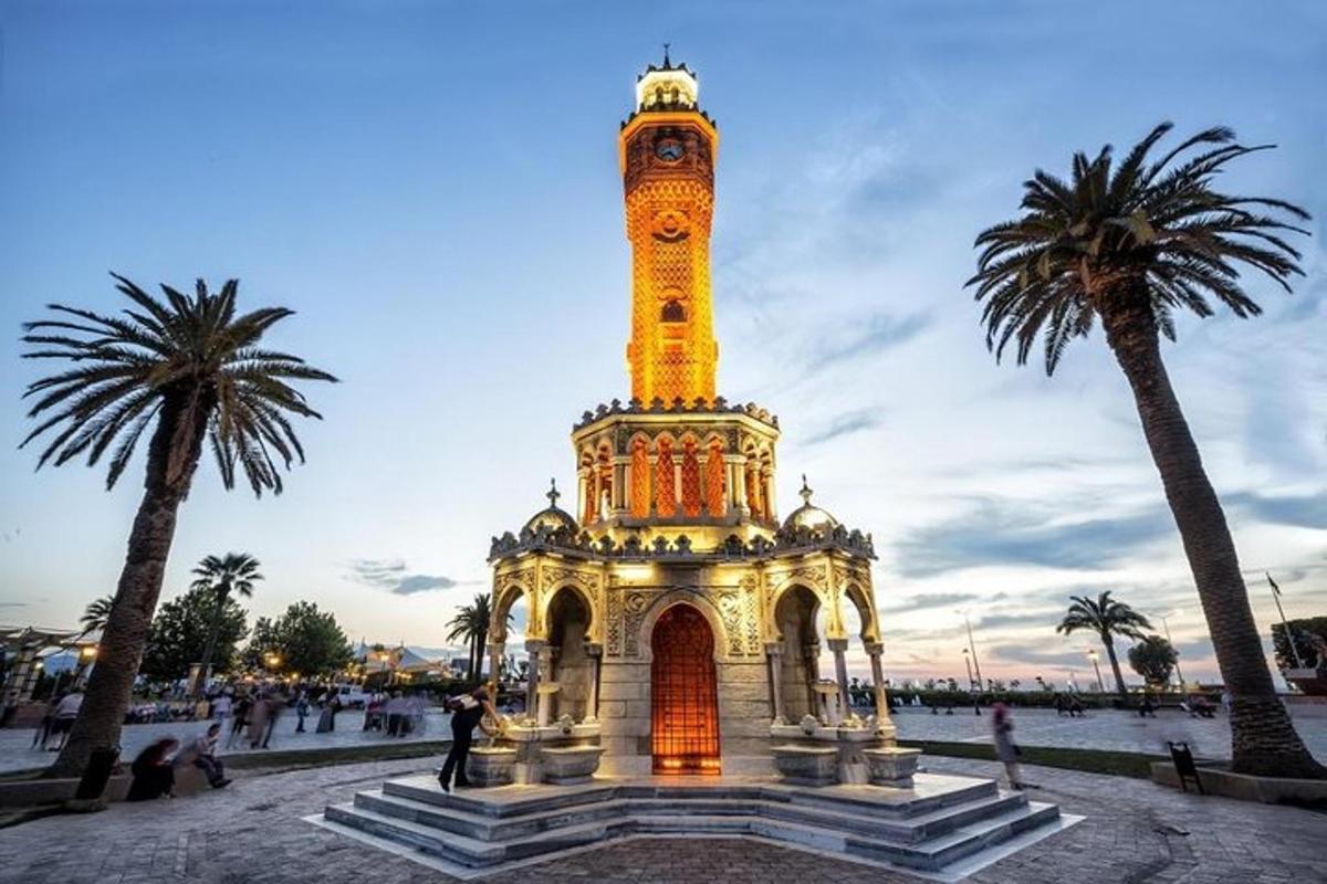 una torre dell'orologio in un parco con palme