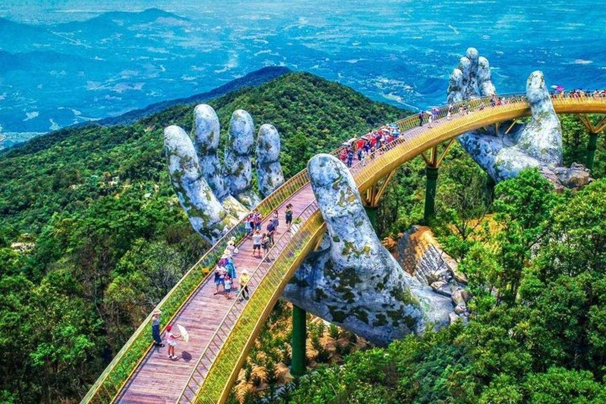 un gruppo di persone che camminano su un ponte nel cielo