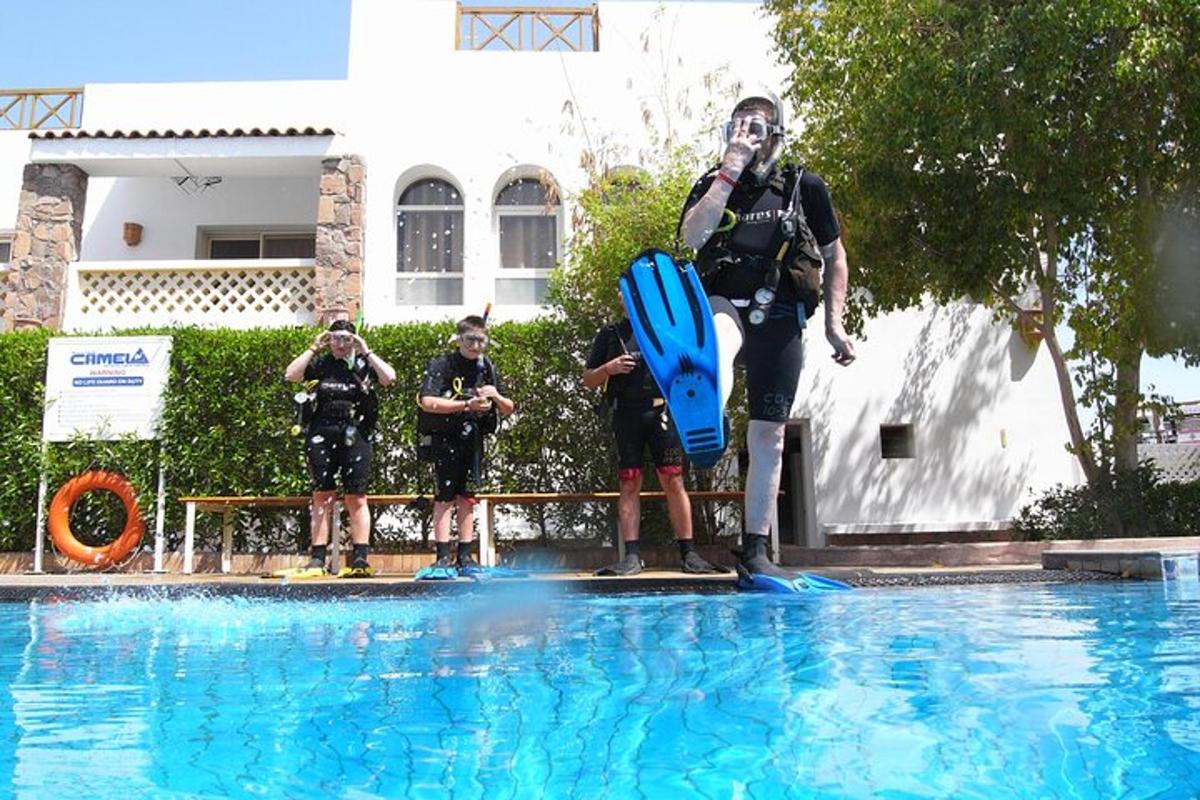 גבר עומד ליד בריכת שחייה