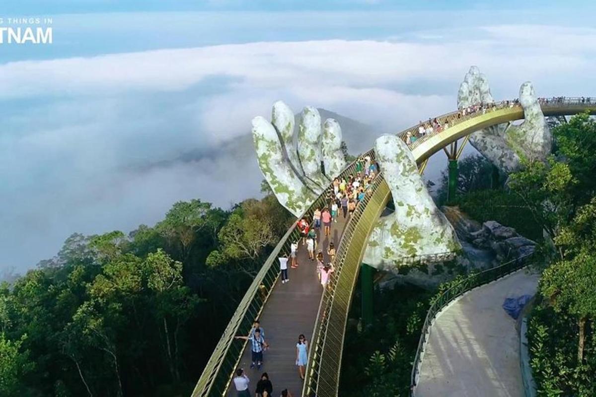 un gruppo di persone su un ponte di montagne russe in