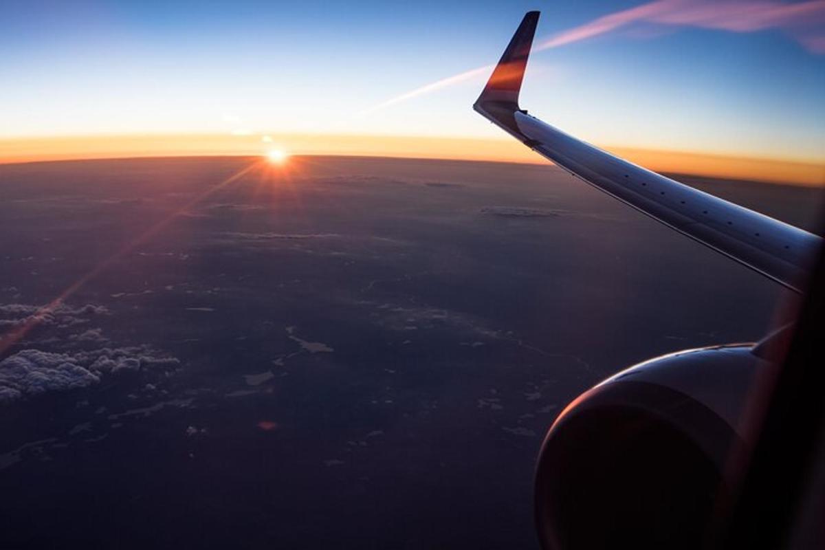 Una vista desde la ventana de un avión del atardecer.