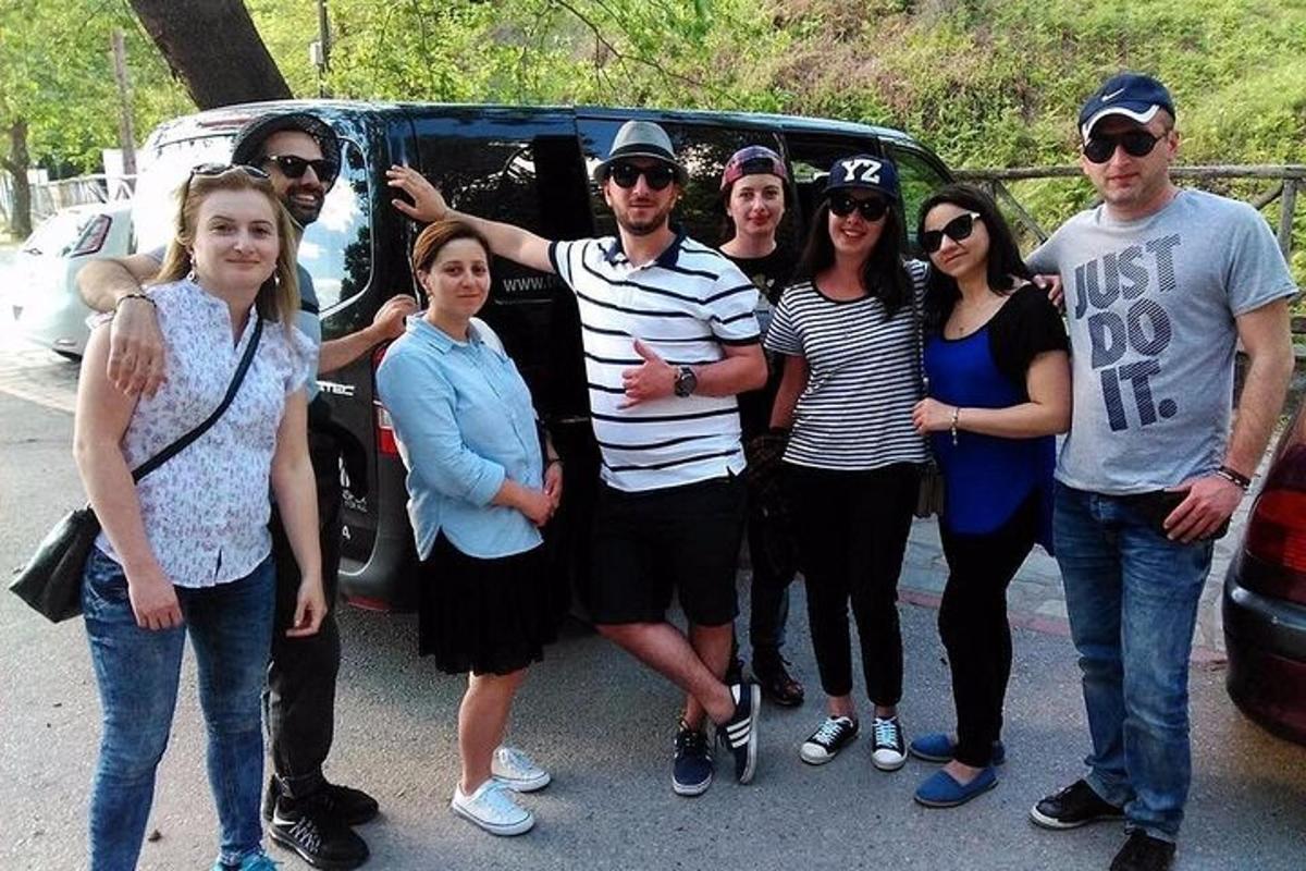 grupp inimesi, kes seisavad auto ees