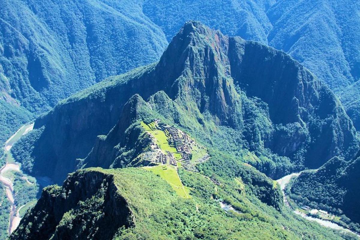 una vista d'una muntanya amb una carretera